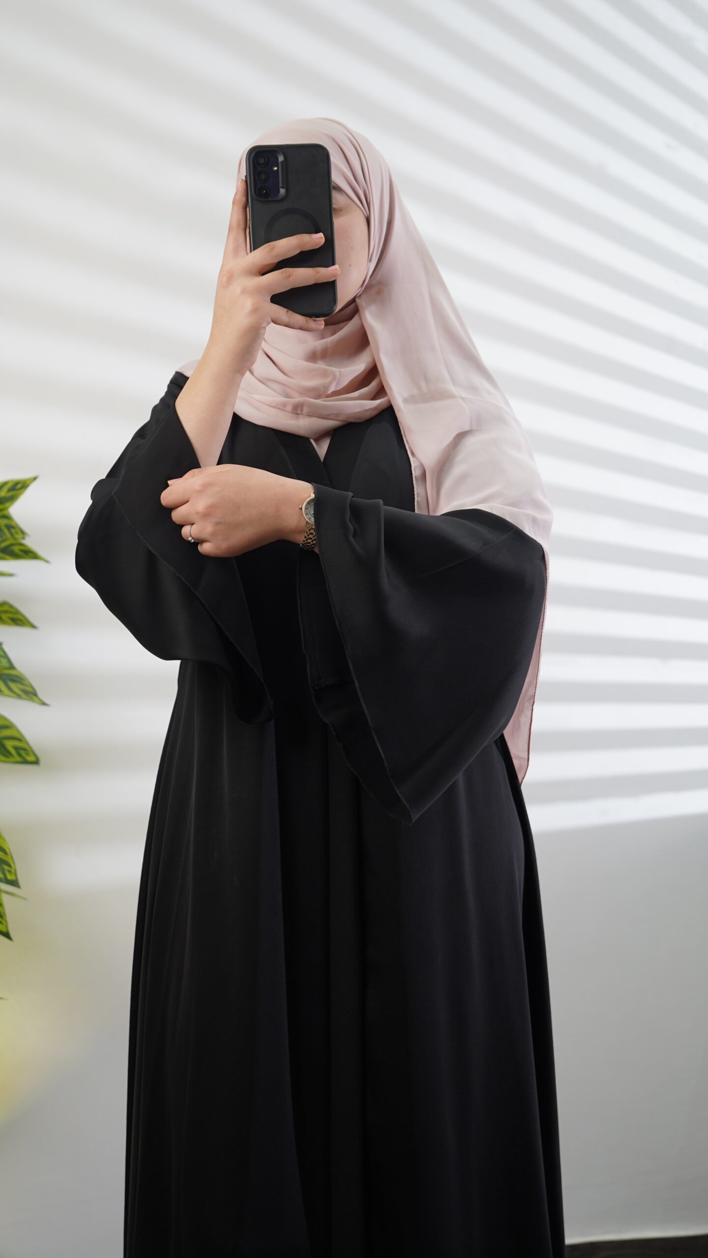 عباية بسيطة باللون الأسود بأكمام واسعة